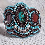 Bracelet Turquoise style Am&eacute;rindien Haute Couture aux cabochons rondes Nacre Acajou et Prune s&rsquo;ajoute un cabochon ovale Turquoise orn&eacute; de cristaux, perles rondes nacr&eacute;es et rocailles brod&eacute;s sur cuir
